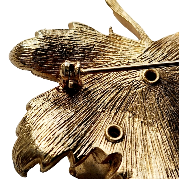 Coro Pegasus Leaf Brooch Pin 2" x 2 1/2" - Picture 7 of 8